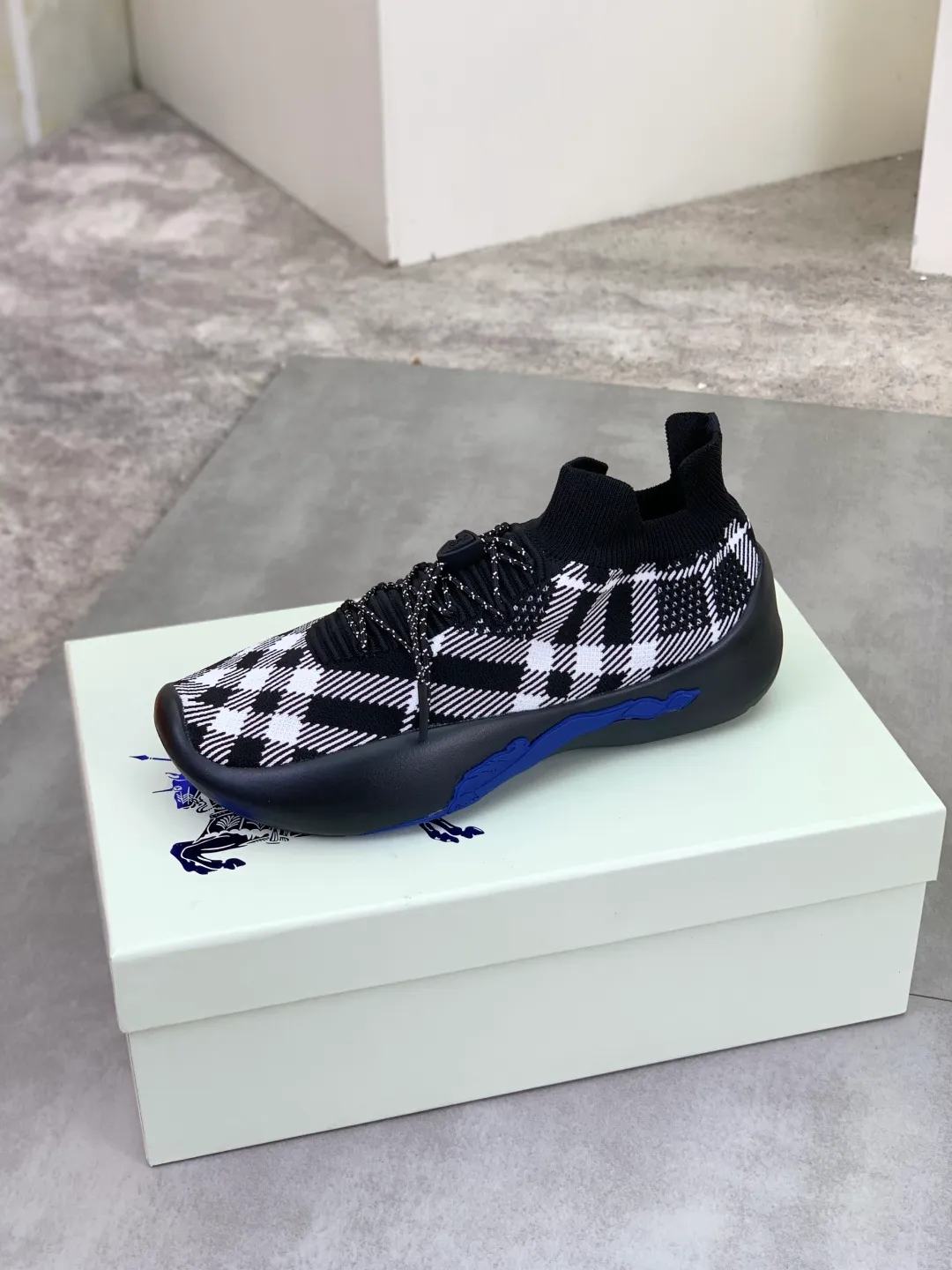 Men's Men's Shoes 💰P620 💰【New Style】Top Version 🆘【Burberry】New Burberry Fly Knit Shoes are now available with perfect workmanship! 🔥Perfect shape and top quality🙈Non-slip and wear-resistant high-end rubber outsole👣Versatile and comfortable shoes, standard size: 39-45 (customized 38-46) 2️⃣colors available Top-quality packaging